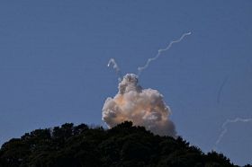 打ち上げ直後に爆発した小型ロケット（２４年３月１３日、和歌山県那智勝浦町で）