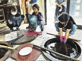 児童が藍染め体験／龍神村／公民館「ふれあいスクール」