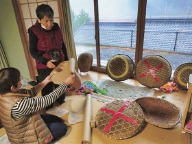 ざるに○や×の印を取り付けるメンバー（１日、和歌山県田辺市龍神村湯ノ又で）