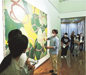 画家・湯川雅紀／アーティストトーク開く／田辺市立美術館　２６日まで特別展