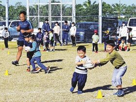 楽しくラグビー体験／元日本代表タウファさん指導