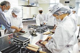 包丁の研ぎ方学ぶ／南部高　調理コース１年生