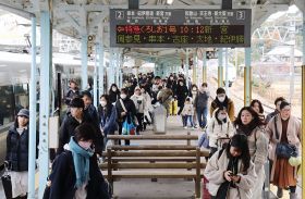 帰省客や観光客で混雑するＪＲ白浜駅（２８日、和歌山県白浜町堅田で）