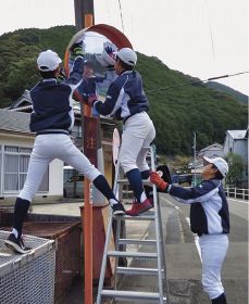 カーブミラー清掃／田辺・西牟婁学童野球の児童