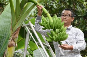 生育を確認する矢戸田誠さん（和歌山県印南町西神ノ川で）