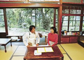 古民家をそのまま生かしたカフェスペースで談笑する杵村史朗さんと直子さんの夫妻（和歌山県田辺市中屋敷町で）