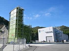 報道関係者に公開されたロケット発射場。左側の施設がロケットを打ち上げる射点（２２日、和歌山県串本町田原で）