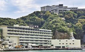 ３日から本館の営業を再開したホテル浦島（和歌山県那智勝浦町で）