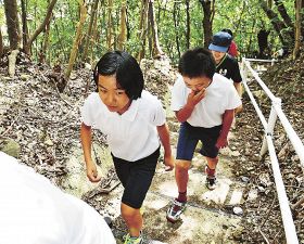 急いで高台へ／江住小／地域住民と避難訓練