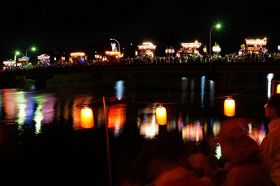 【動画】笠鉾の明かり 人々魅了　旧会津橋で引きそろえ、紀州三大祭り「田辺祭」