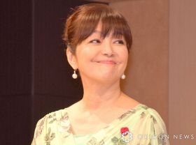 岩崎宏美「家って良いなぁー」、自宅で愛犬たちとくつろぐオフショット紹介「ホッコリ」「幸せの景色」