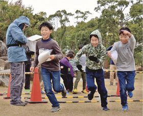 地図を手にスタートした子どもたち（和歌山県田辺市たきない町で）