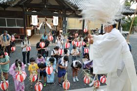 鹿島神社でおはらいを受ける、ちょうちんを持った子どもたち（１日、和歌山県みなべ町埴田で）