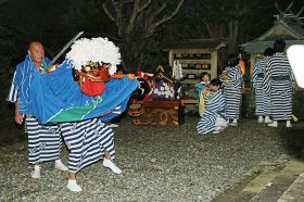 境内で奉納された獅子舞