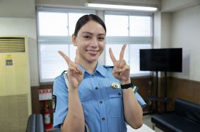 『ギークス～警察署の変人たち～』クランクアップを迎えた滝沢カレン（C）フジテレビ