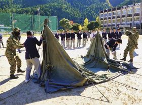 地震想定し防災訓練／南部高校龍神分校／自衛隊員に技術学ぶ