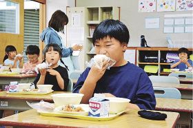 梅干しおにぎりパクリ／みなべの子どもたち／「梅の日」の給食