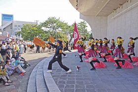 弁慶市で演舞と演奏披露／田辺高／応援団と吹奏楽部