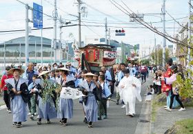 にぎやかに渡御行列　舟だんじりやみこし、和歌山県みなべの鹿島神社