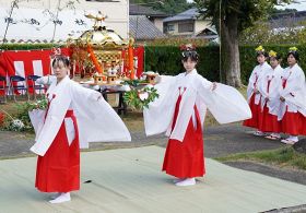 渡御式で巫女の舞を奉納する中学生