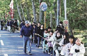 正月飾りを載せた山車を引く子どもら（１３日、和歌山県白浜町中で）