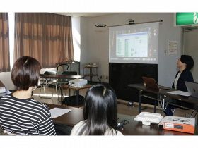 プログラミングで飛ぶドローンを見学する親子連れ（和歌山県田辺市高雄１丁目で）