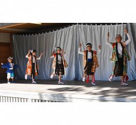 東岩代八幡神社で奉納される子踊り（和歌山県みなべ町東岩代で）