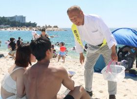 海水浴客に置引などへの注意を呼びかける大江康弘町長（和歌山県白浜町で）