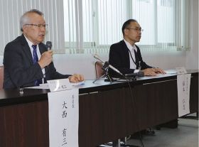 八郎山トンネル施工不良問題の調査報告書を取りまとめたことについて話す技術調査委員会の大西有三委員長（左）ら＝５月３１日、和歌山市で