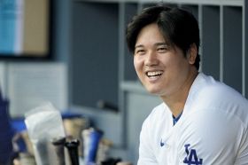 大谷翔平、“金のボブルヘッド人形”を手にデコピンと2ショット「デコピンのこの表情」「くぅー可愛い」