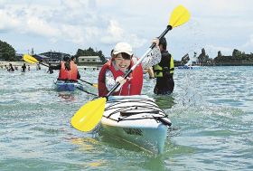 シーカヤックをこいで引っ張り合う参加者（３０日、和歌山県串本町くじの川で）