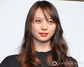 31歳・山下リオ、近況報告に「ビックリ」反響続々　赤髪に激変、なまめかしい太もも&首まわり