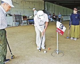 グラウンドゴルフを楽しむ万呂寿会のメンバー（和歌山県田辺市下万呂で）