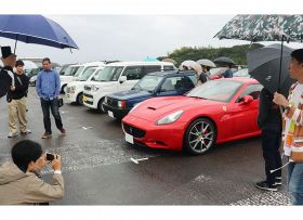 お気に入りの外車の写真を撮影する来場者（和歌山県白浜町で）