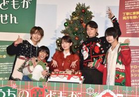 畑芽育ら成田家5人がクリスマスセーター姿　作間龍斗＆那須雄登＆織山尚大はド派手に　内田煌音は“ゴメス”と一緒