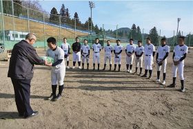 打撃練習用のネット贈る／龍神分校野球部後援会