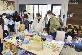 親子連れが多数訪れにぎわう不用品の譲渡会（和歌山県田辺市神子浜２丁目で）