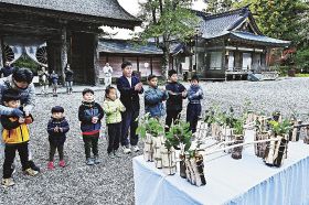 成長願ってまき奉納／本宮大社で御竈木神事／田　辺