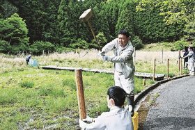 ハッチョウトンボが生息する湿田を保護するための囲いを新しくする関係者（和歌山県古座川町直見で）