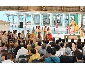 住民有志の合唱団も出演して披露されたオペラ「カルメン」（和歌山県那智勝浦町で）