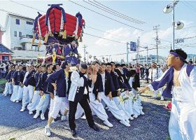 威勢の良い掛け声と動きで見る人を魅了した「芝崎のふとん太鼓」（１５日、和歌山県みなべ町芝で）