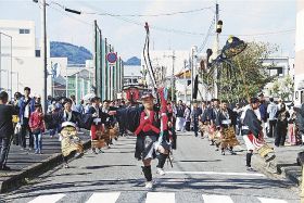 町文化財の「南道の奴行列」で動きを合わせる人たち（１５日、和歌山県みなべ町芝で）