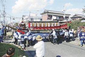 約半世紀ぶりに登場した「舟だんじり」（１５日、和歌山県みなべ町芝で）