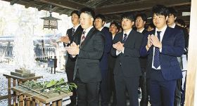 闘鶏神社で祈願、ウェイブス