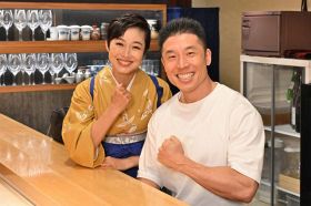 28日放送『おしゃべり小料理ゆみこ』に出演する有働由美子、なかやまきんに君（C）MBS