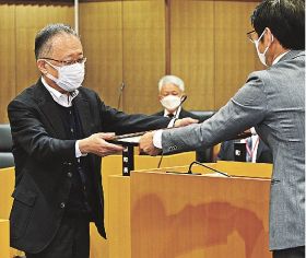 竹村さんに感謝状／くしもと町立病院事業管理者／改革５年で初の黒字も