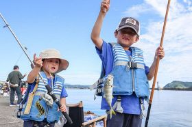 珍魚釣ったどー　大人から子どもまで熱戦、和歌山・串本で釣り大会