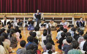 能楽の魅力に触れる／田辺第二小で巡回公演