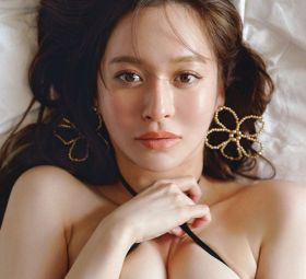 人気モデル野崎萌香、黒ランジェリーの圧倒的“美バスト”ショット解禁　『1st写真集』先行カット