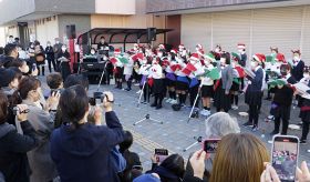 銀座商店街でクリスマスソングを披露する田辺第二小学校合唱部（10日、和歌山県田辺市今福町で）